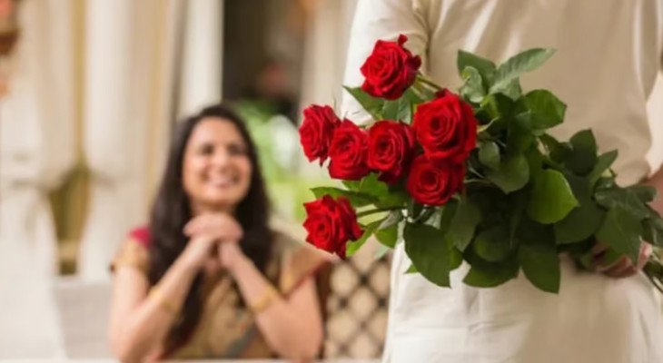 প্রিয়তমা স্ত্রীর প্রশংসা করার দিন আজ